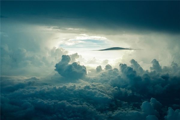 The meaning and symbol of earthquake cloud in dreams