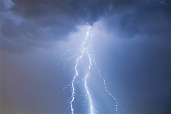 The meaning and symbol of lightning and heavy rain in dreams