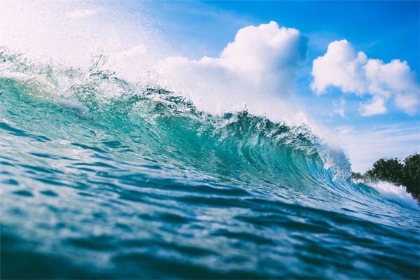 The meaning and symbol of the great waves in dreams