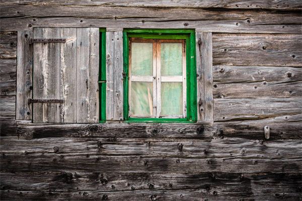 Dreaming of the meaning and symbol of strong wind blowing windows