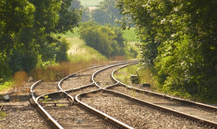 Dreaming of Train Tracks – 9 Symbols and Meanings