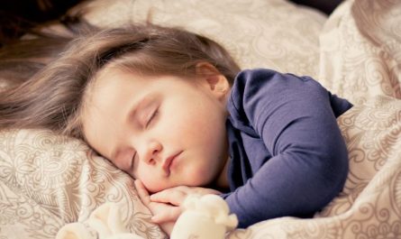 Dreaming of a baby girl (7 symbolic meanings)