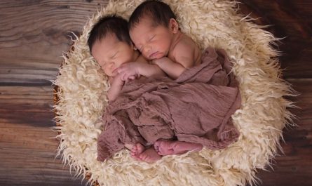 Dreaming of giving birth to twins (7 symbolic meanings)