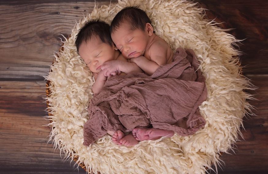Dreaming of giving birth to twins (7 symbolic meanings)