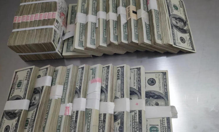 Dream of Ten Thousand Dollars (5 Symbols and Meanings)