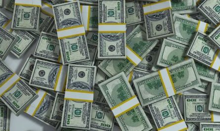 Dream of receiving a large sum of money(5 Symbols and Meanings)