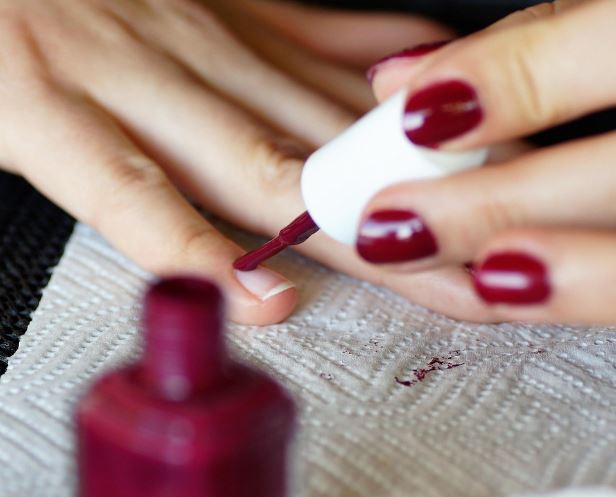 Dream about nail polish (5 Symbols and Meanings)