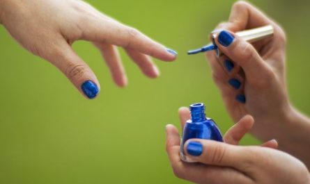 Dreaming of wearing nail polish (5 Symbols and Meanings)