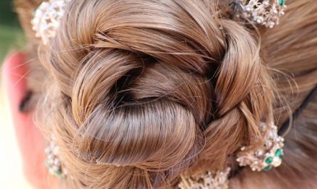 Dream about picking up a hairpin (5 Symbols and Meanings)