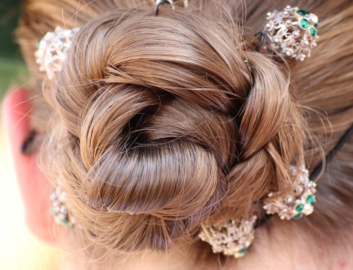 Dream about picking up a hairpin (5 Symbols and Meanings)