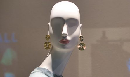 Dreaming of Earrings : 21 Symbols and Meanings