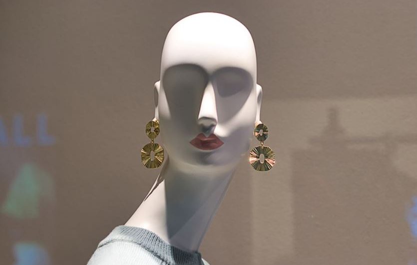 Dreaming of Earrings : 21 Symbols and Meanings