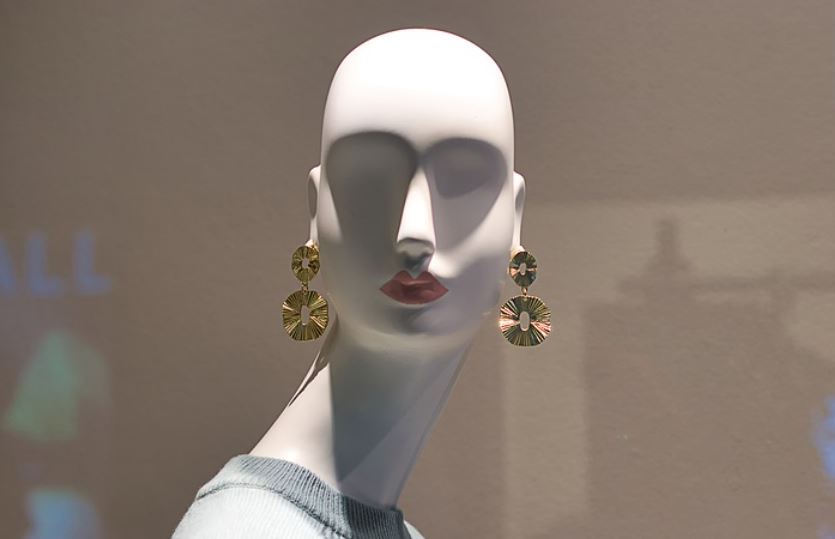 Dreaming of Earrings : 21 Symbols and Meanings