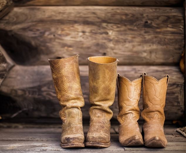 Dreaming of Boots : 11 Symbols and Meanings