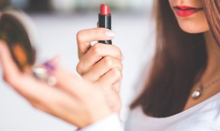 Dreaming of Lipstick : 9 Symbols and Meanings