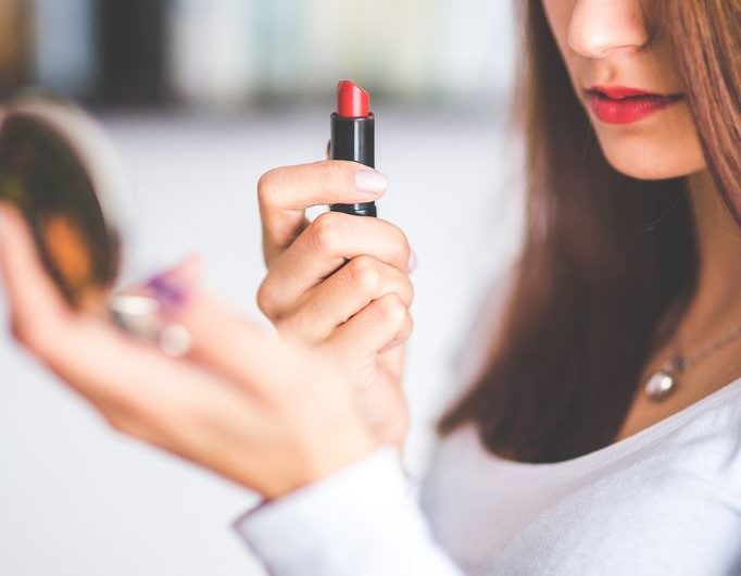 Dreaming of Lipstick : 9 Symbols and Meanings