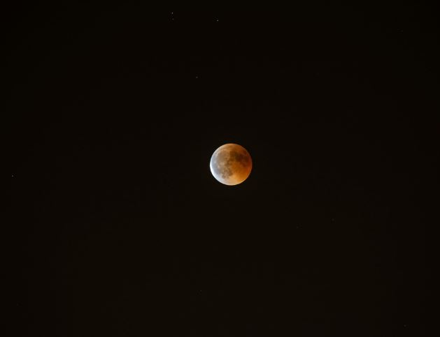 Dreaming of a Giant Moon : 15 Symbols and Meanings