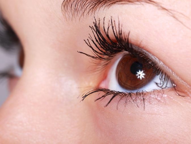 12 Symbolic Meanings of Dreams About Eyelashes