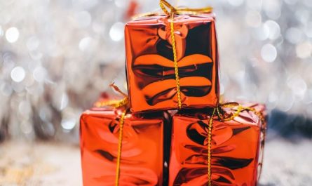 11 Symbolic Meanings of Dreams about Giving Gifts