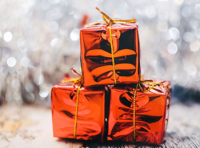 11 Symbolic Meanings of Dreams about Giving Gifts