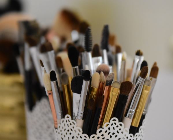 13 Symbolic Meanings of Dreams About Makeup