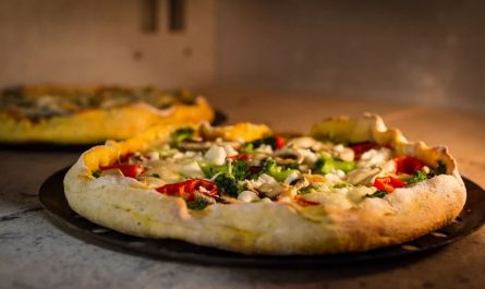 16 Symbolic Meanings of Dreaming About Eating Pizza