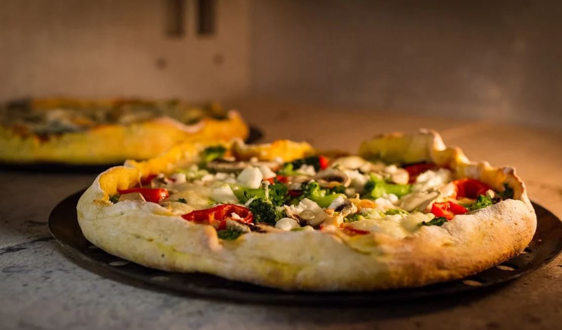 16 Symbolic Meanings of Dreaming About Eating Pizza