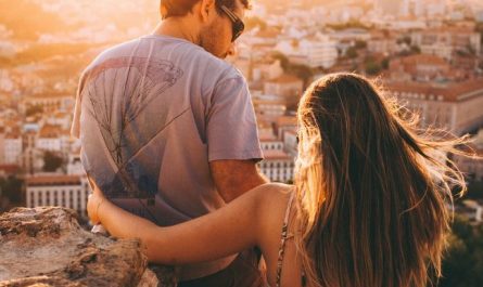 What does it symbolize to dream of an acquaintance?