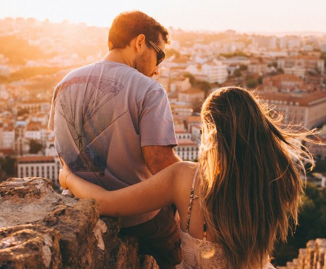 What does it symbolize to dream of an acquaintance?