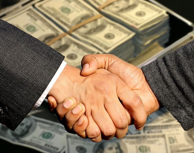What does it symbolize to dream of repaying debts?