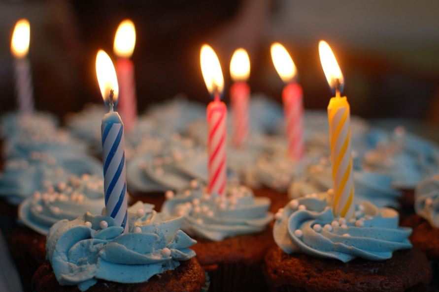 What does dreaming of a birthday party symbolize?
