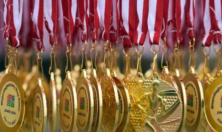 8 Symbolic Meanings of Dreaming About Receiving an Award