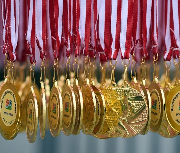 8 Symbolic Meanings of Dreaming About Receiving an Award