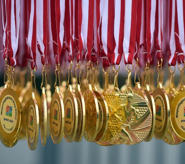 8 Symbolic Meanings of Dreaming About Receiving an Award