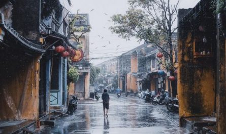 11 Symbolic Meanings of Dreaming of Getting Wet