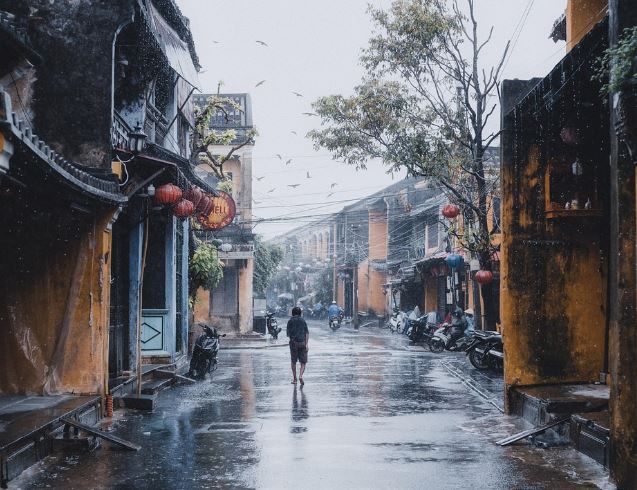 11 Symbolic Meanings of Dreaming of Getting Wet