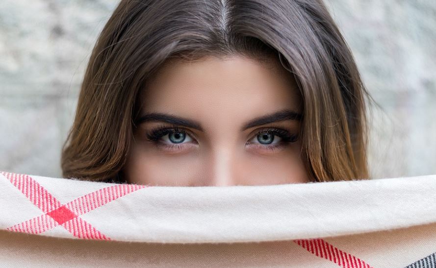 16 Symbolic Meanings of Dreaming about Eyebrows