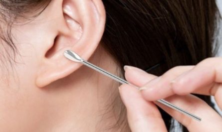11 Symbolic Meanings of Dreaming About Picking Earwax