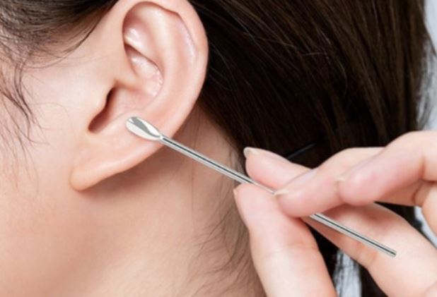 11 Symbolic Meanings of Dreaming About Picking Earwax