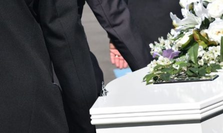 10 Symbolic Meanings of Dreaming of Mourning Clothes