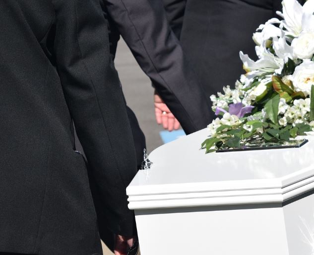 10 Symbolic Meanings of Dreaming of Mourning Clothes