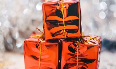 9 Symbolic Meanings of Dreaming About Giving Gifts