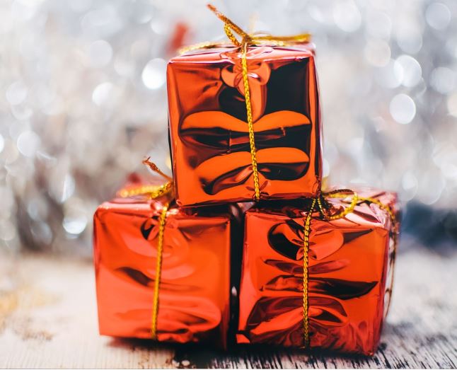 9 Symbolic Meanings of Dreaming About Giving Gifts